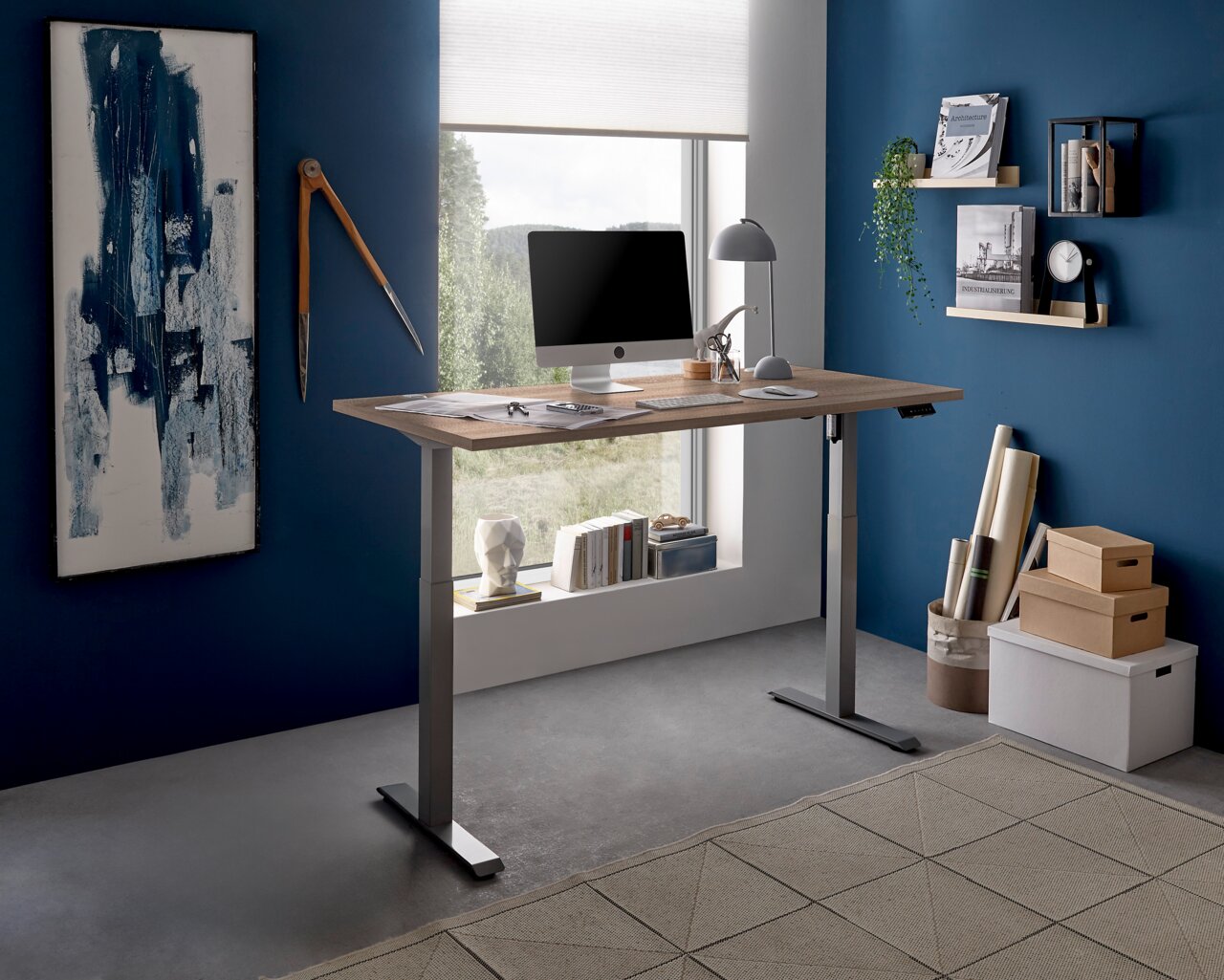 Moderner höhenverstellbarer E-Schreibtisch in einem stilvollen Büro mit Blick aus dem Fenster, seitliche Perspektive.