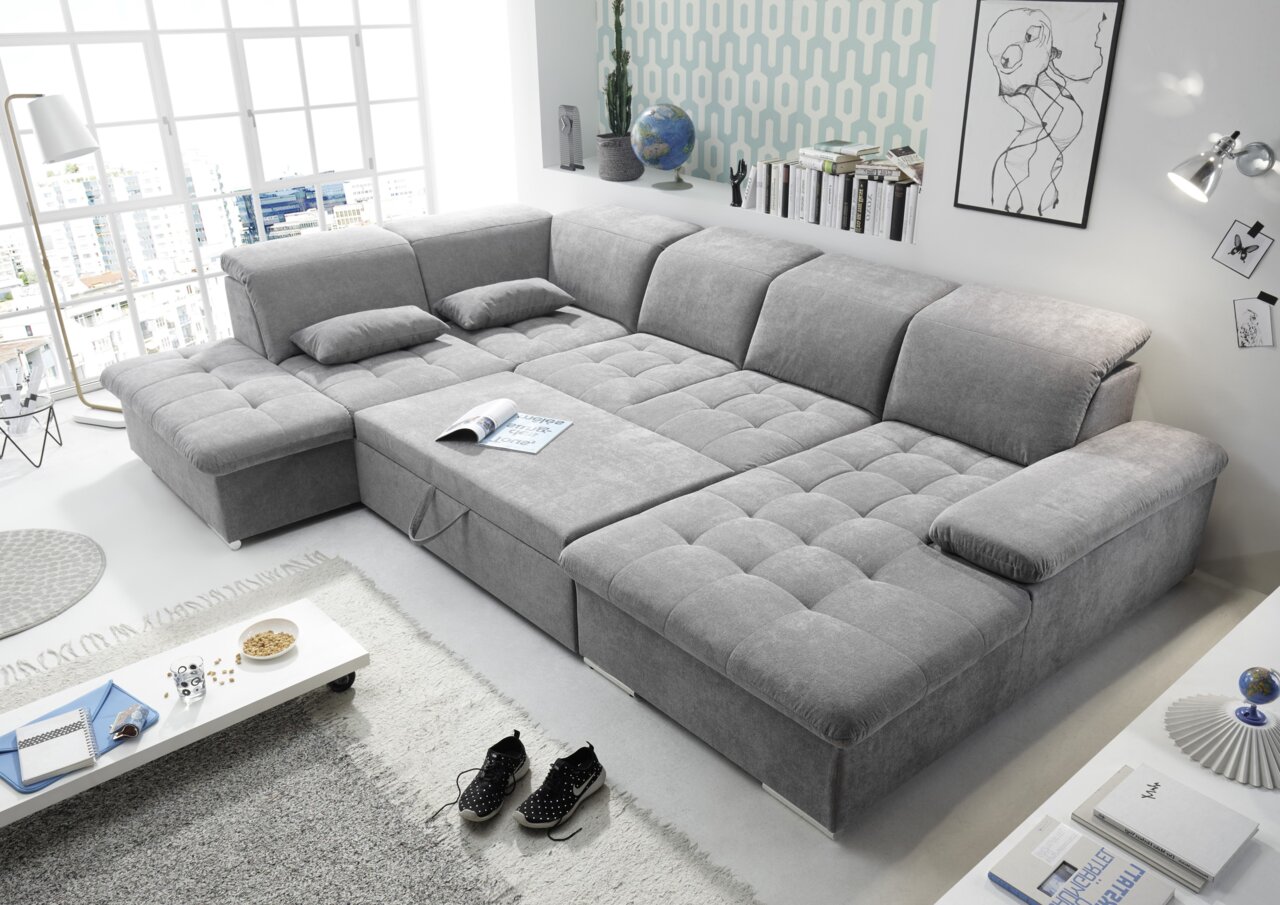Graues, modernes U-förmiges Sofa mit verstellbaren Kopfstützen und großzügiger Sitzfläche, aus der Vogelperspektive fotografiert.