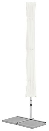 Geschlossener weißer Sonnenschirm mit Schutzhülle, frontal auf einem stabilen Standfuß.