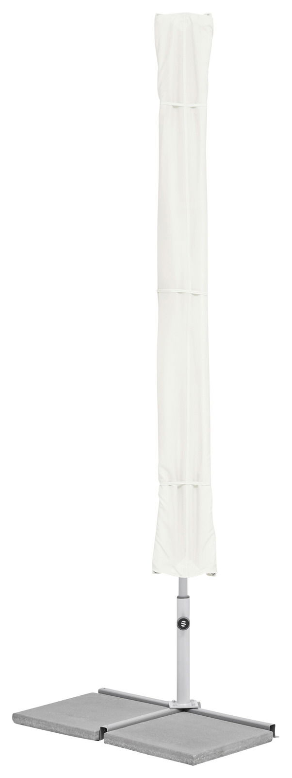 Geschlossener weißer Sonnenschirm mit Schutzhülle, frontal auf einem stabilen Standfuß.