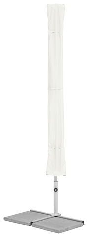 Geschlossener weißer Sonnenschirm mit Schutzhülle, frontal auf einem stabilen Standfuß.