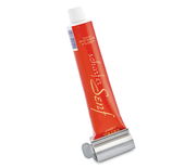 Rote Senftube in einem Tubenausdrücker aus Metall, seitliche Perspektive