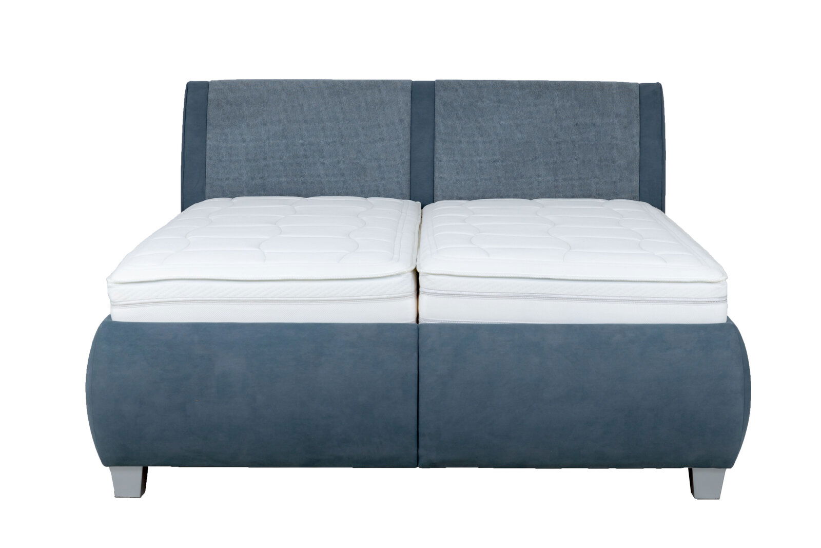 Frontale Ansicht eines modernen Polsterbetts mit grauem Stoffbezug und weißer Matratze.