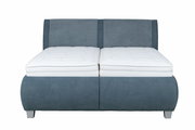 Frontale Ansicht eines modernen Polsterbetts mit grauem Stoffbezug und weißer Matratze.
