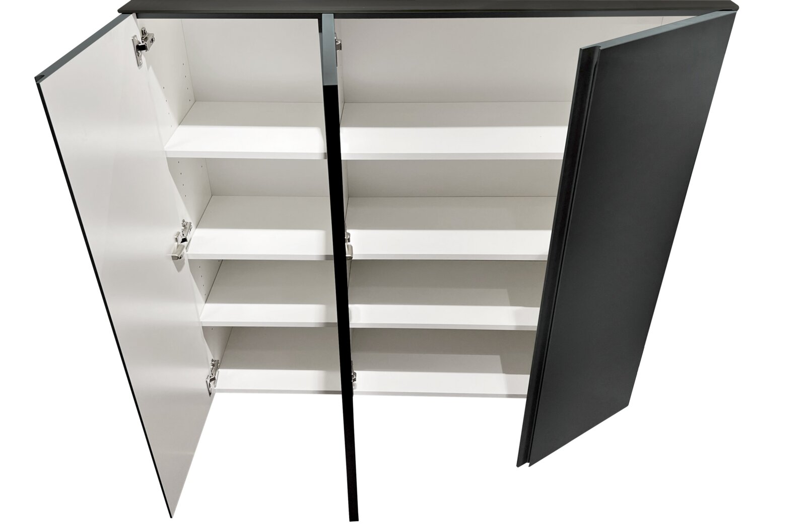 Offener Garderobenschrank mit mehreren Regalböden, Ansicht von oben.