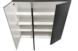 Offener Garderobenschrank mit mehreren Regalböden, Ansicht von oben.
