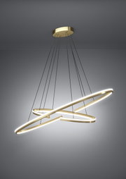 Moderne LED-Pendelleuchte in Gold mit zwei überkreuzten, leuchtenden Ringen, an schwarzen Seilen von einer runden Deckenhalterung abgehängt, perspektivisch von unten schräg aufgenommen