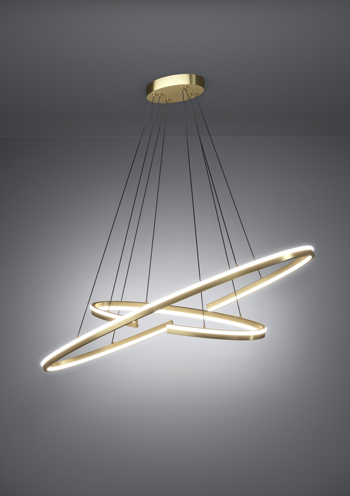 Moderne LED-Pendelleuchte in Gold mit zwei überkreuzten, leuchtenden Ringen, an schwarzen Seilen von einer runden Deckenhalterung abgehängt, perspektivisch von unten schräg aufgenommen