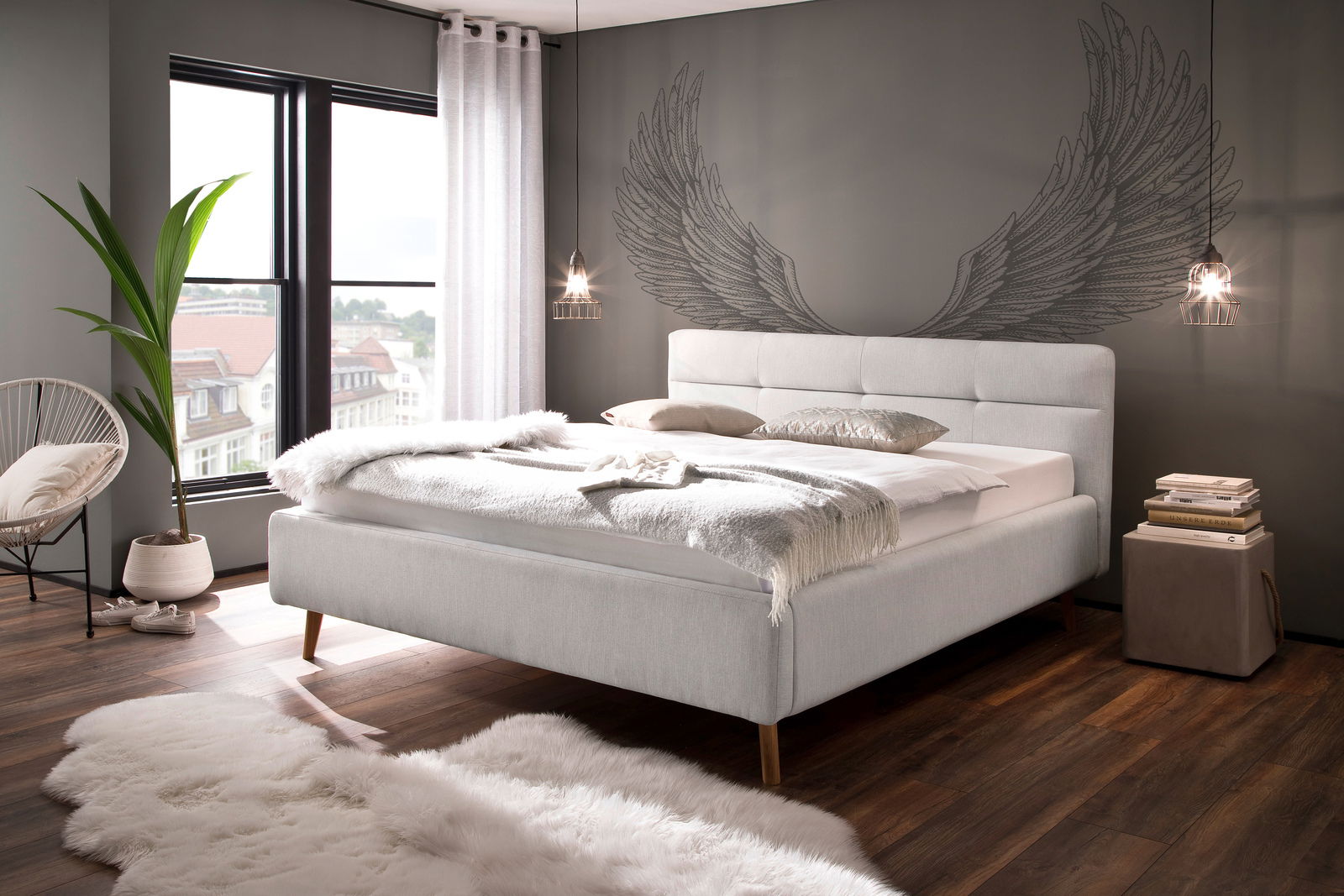 Modernes Polsterbett in einem stilvollen Schlafzimmer mit großen Fenstern, dekorativen Kissen und einer gemütlichen Decke, seitliche Perspektive.