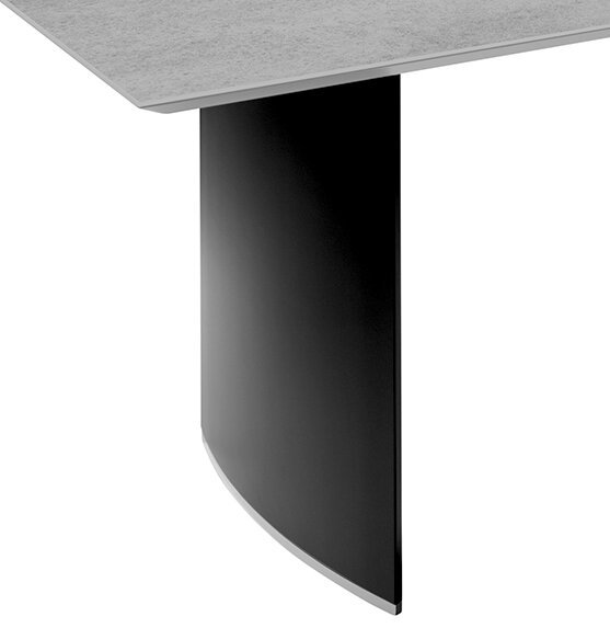 Detailansicht eines Esstisches mit einer schwarzen, gebogenen Tischbein und einer hellen Tischplatte.