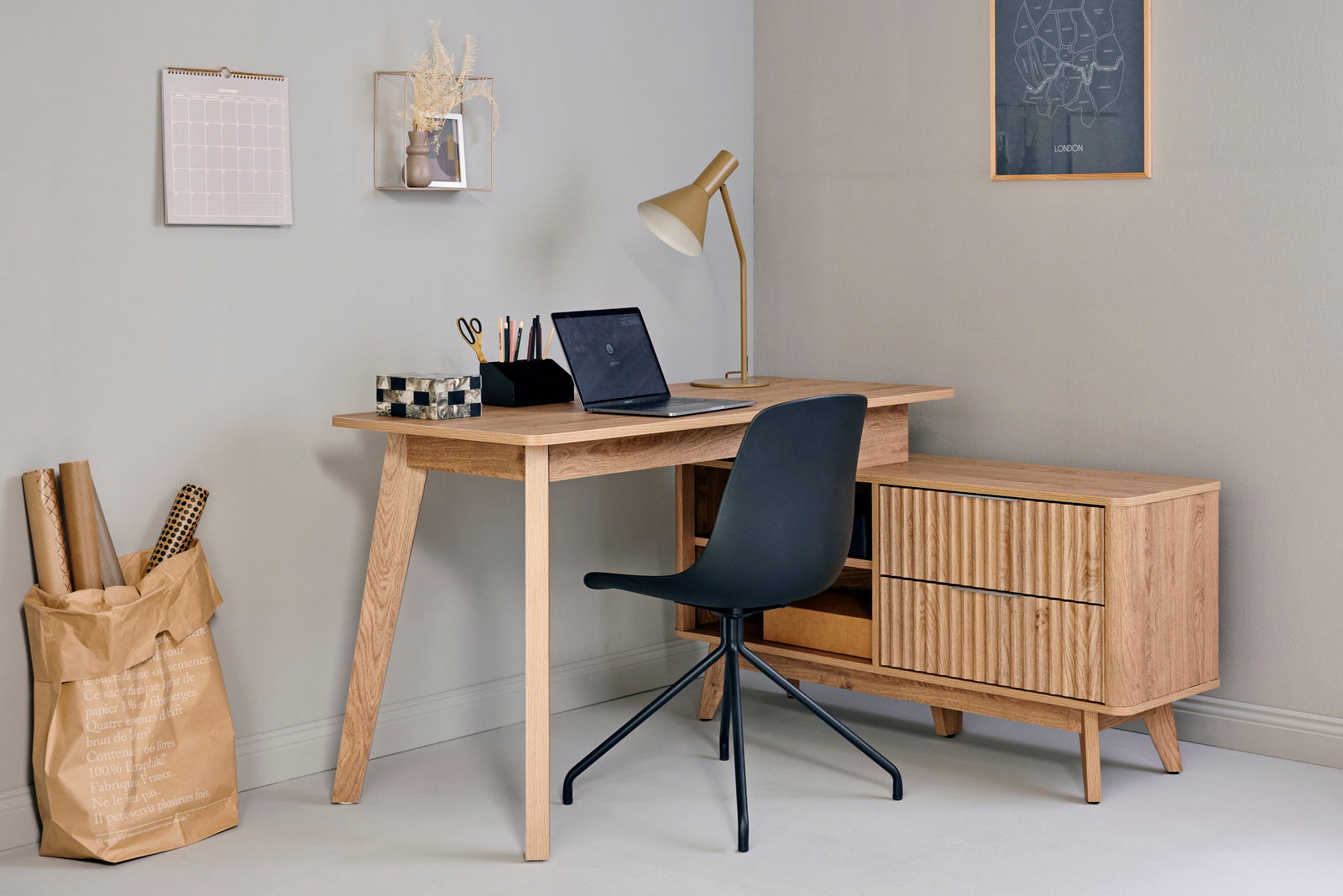 Moderner Eck-Schreibtisch aus Holz mit Schubladen, schwarzem Stuhl und Schreibtischlampe, seitliche Perspektive