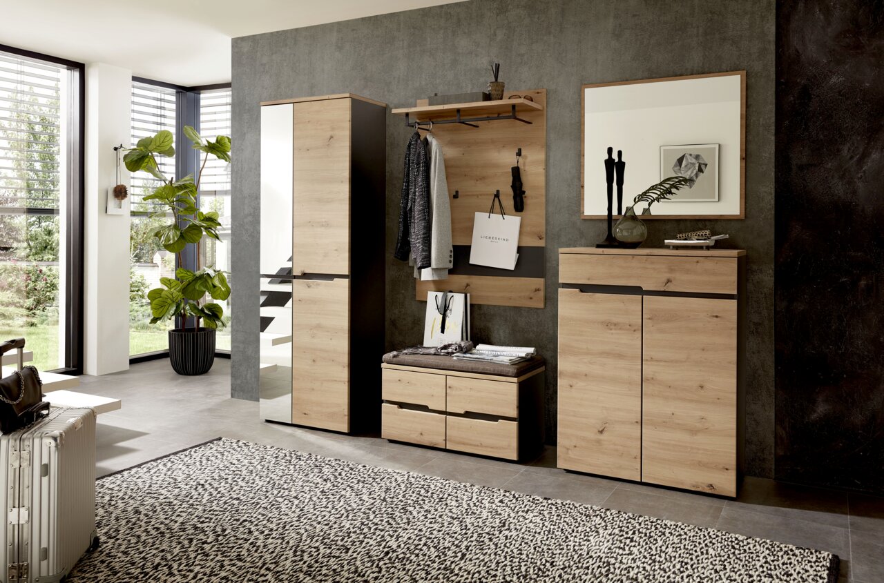 Voleo Garderobenpaneel DETROIT Moderne Garderobeneinrichtung mit Holzoptik, bestehend aus einem hohen Schuhschrank, einem Garderobenpaneel mit Ablage und Haken, einer Garderobenbank mit Kissen und einem Spiegel. Perspektive: Frontalansicht.