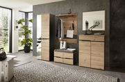 Moderne Garderobeneinrichtung mit Holzoptik, bestehend aus einem hohen Schuhschrank, einem Garderobenpaneel mit Ablage und Haken, einer Garderobenbank mit Kissen und einem Spiegel. Perspektive: Frontalansicht.