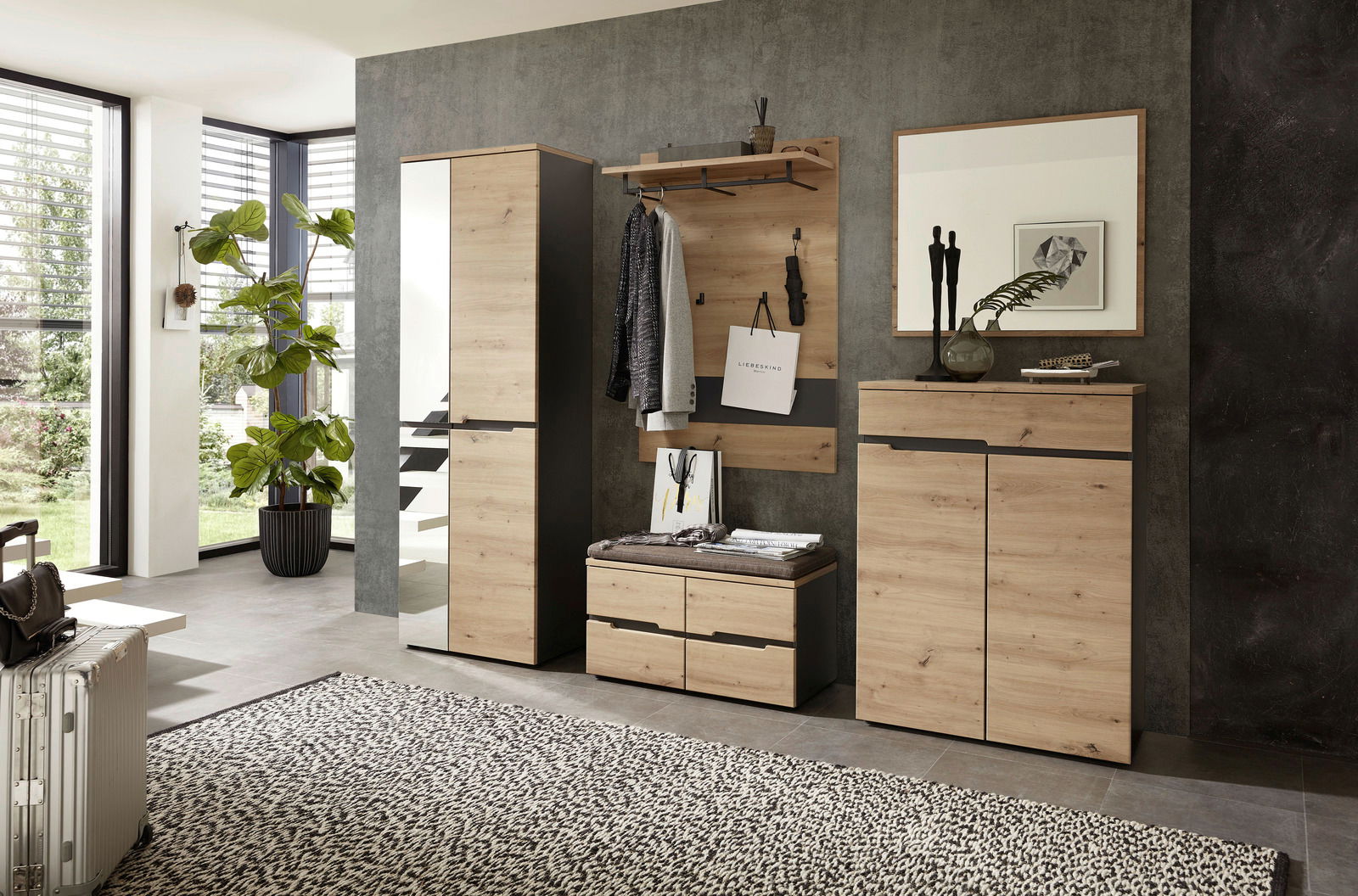 Moderne Garderobeneinrichtung mit Holzoptik, bestehend aus einem hohen Schuhschrank, einem Garderobenpaneel mit Ablage und Haken, einer Garderobenbank mit Kissen und einem Spiegel. Perspektive: Frontalansicht.