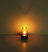 Solarleuchte in einem dunklen Raum, leuchtend mit warmem Licht, seitliche Perspektive