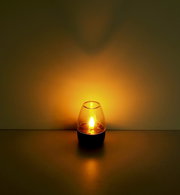 Solarleuchte in einem dunklen Raum, leuchtend mit warmem Licht, seitliche Perspektive