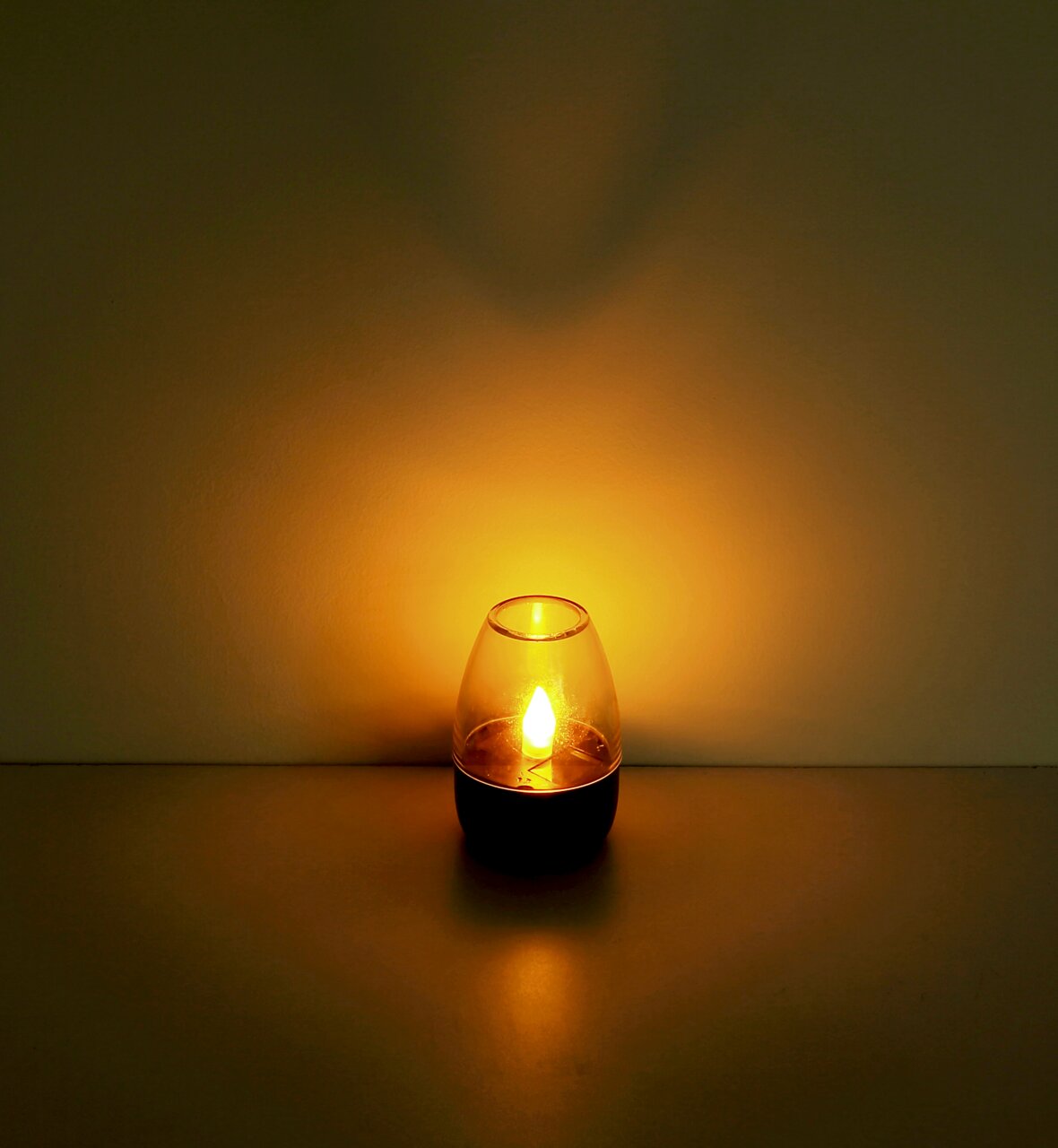 Solarleuchte in einem dunklen Raum, leuchtend mit warmem Licht, seitliche Perspektive