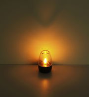 Solarleuchte in einem dunklen Raum, leuchtend mit warmem Licht, seitliche Perspektive