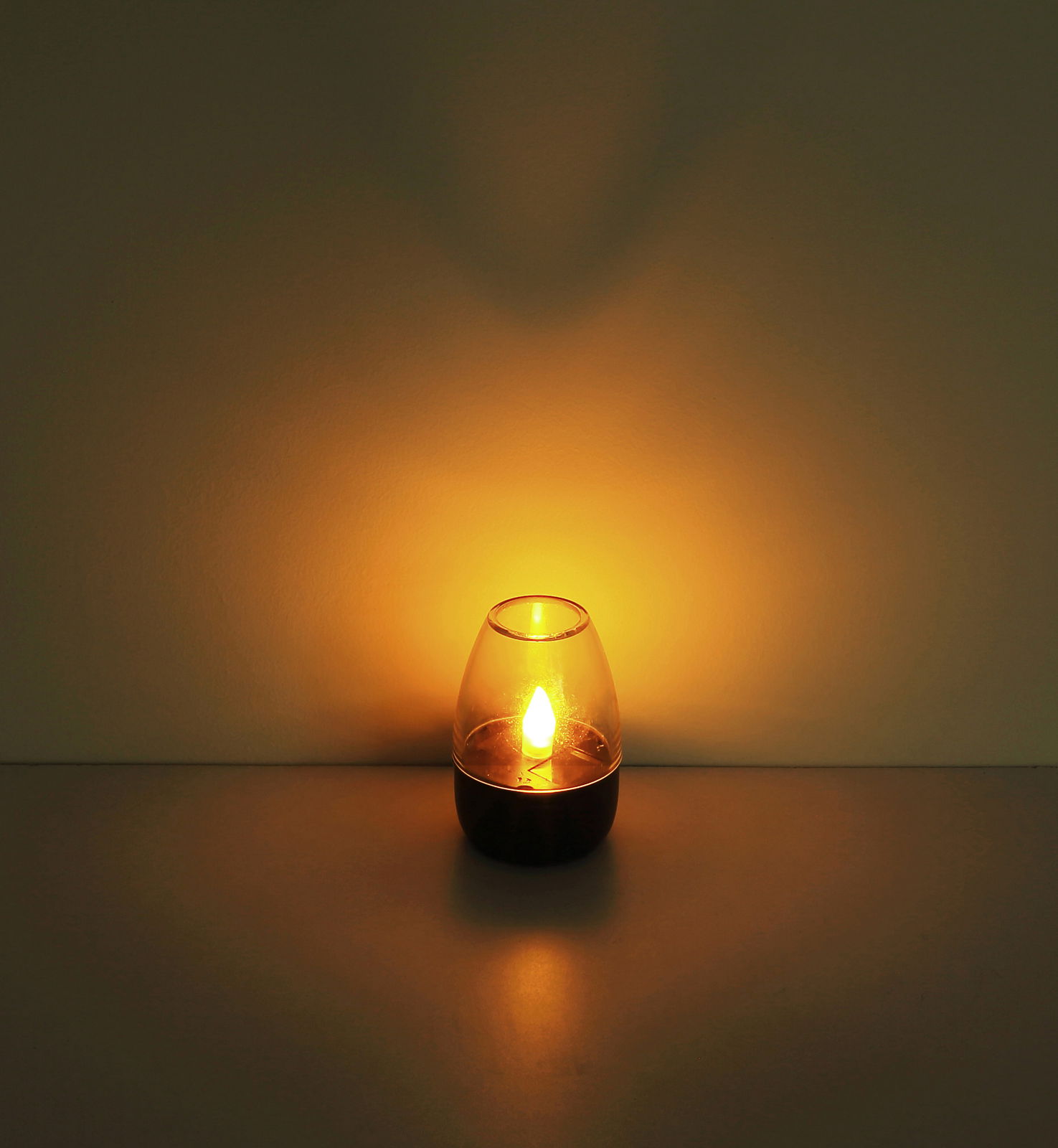 Solarleuchte in einem dunklen Raum, leuchtend mit warmem Licht, seitliche Perspektive