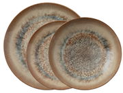 Drei übereinanderliegende Teller aus dem Tellerset Galaxy Venus, mit einem natürlichen, erdigen Farbverlauf in Braun- und Grautönen, aus der Vogelperspektive.