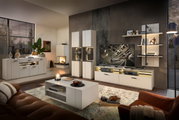 Modernes Wohnzimmer mit Sideboard COMO von Zurbrüggen, frontal betrachtet. Elegantes Design mit integrierter Beleuchtung und dekorativen Elementen.
