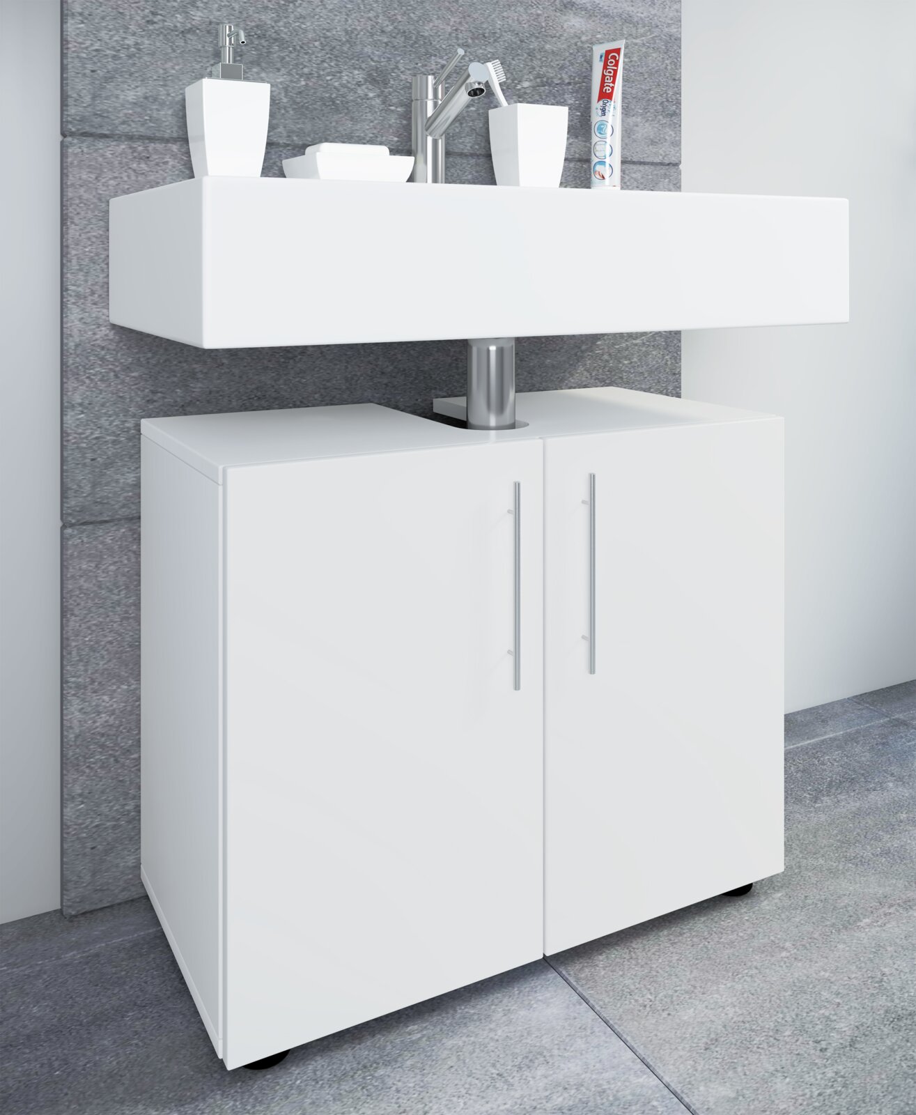 Modernes weißes Bad-Waschbecken mit Unterschrank und zwei Türen, Chrom-Armatur und Accessoires auf grauer Fliesenwand, Ansicht schräg von vorne