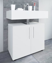 Modernes weißes Bad-Waschbecken mit Unterschrank und zwei Türen, Chrom-Armatur und Accessoires auf grauer Fliesenwand, Ansicht schräg von vorne
