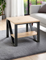 Moderner Couchtisch mit heller Holzplatte und schwarzem Metallgestell mit Ablage, im Wohnzimmer neben grauem Sofa auf Teppich, Perspektive: leicht seitliche Frontansicht