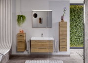 Moderne Badezimmermöbel in Holzoptik mit Waschbecken, Hängeschrank und Spiegel, frontal betrachtet.