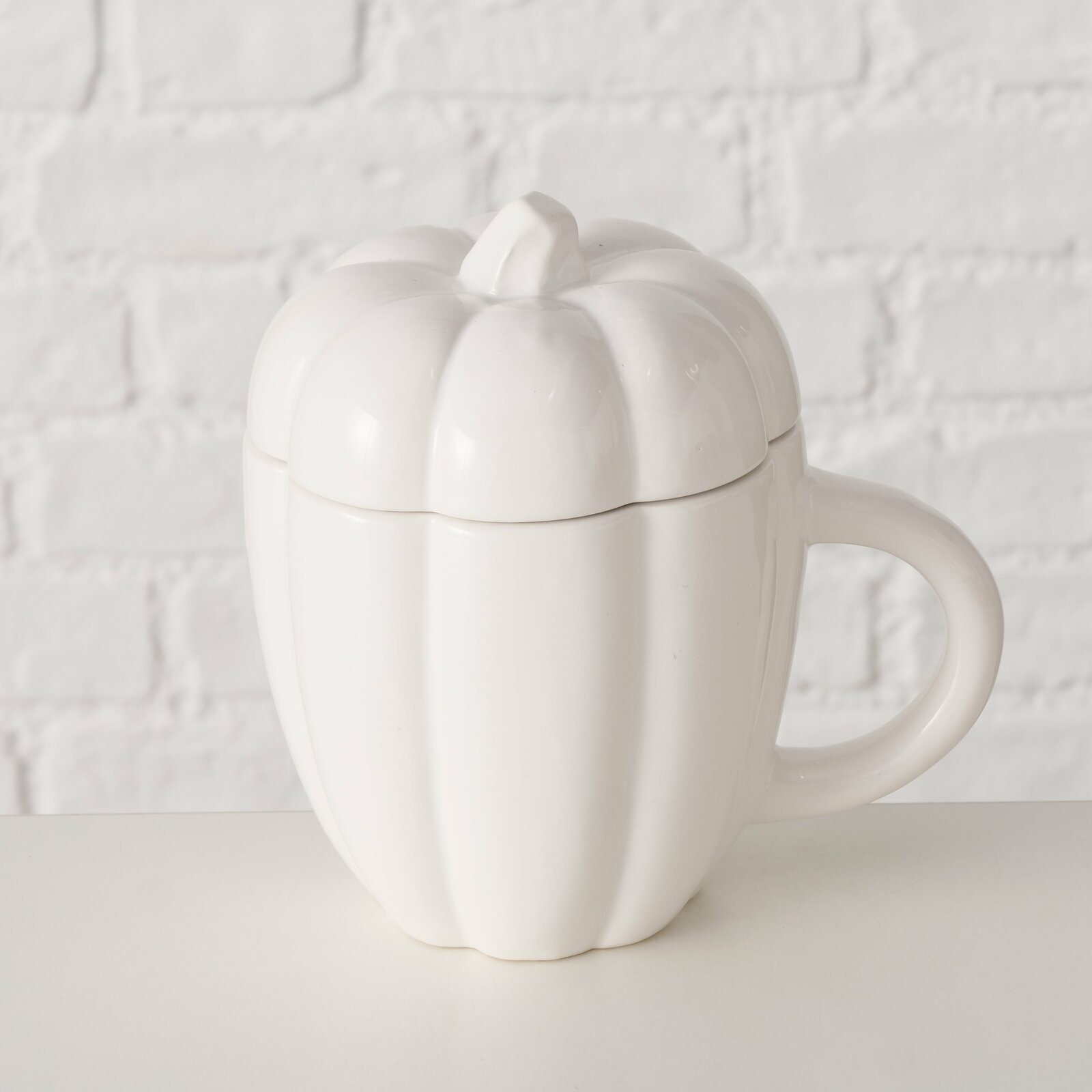 Weißer Jumbobecher in Kürbisform mit Henkel, seitliche Perspektive