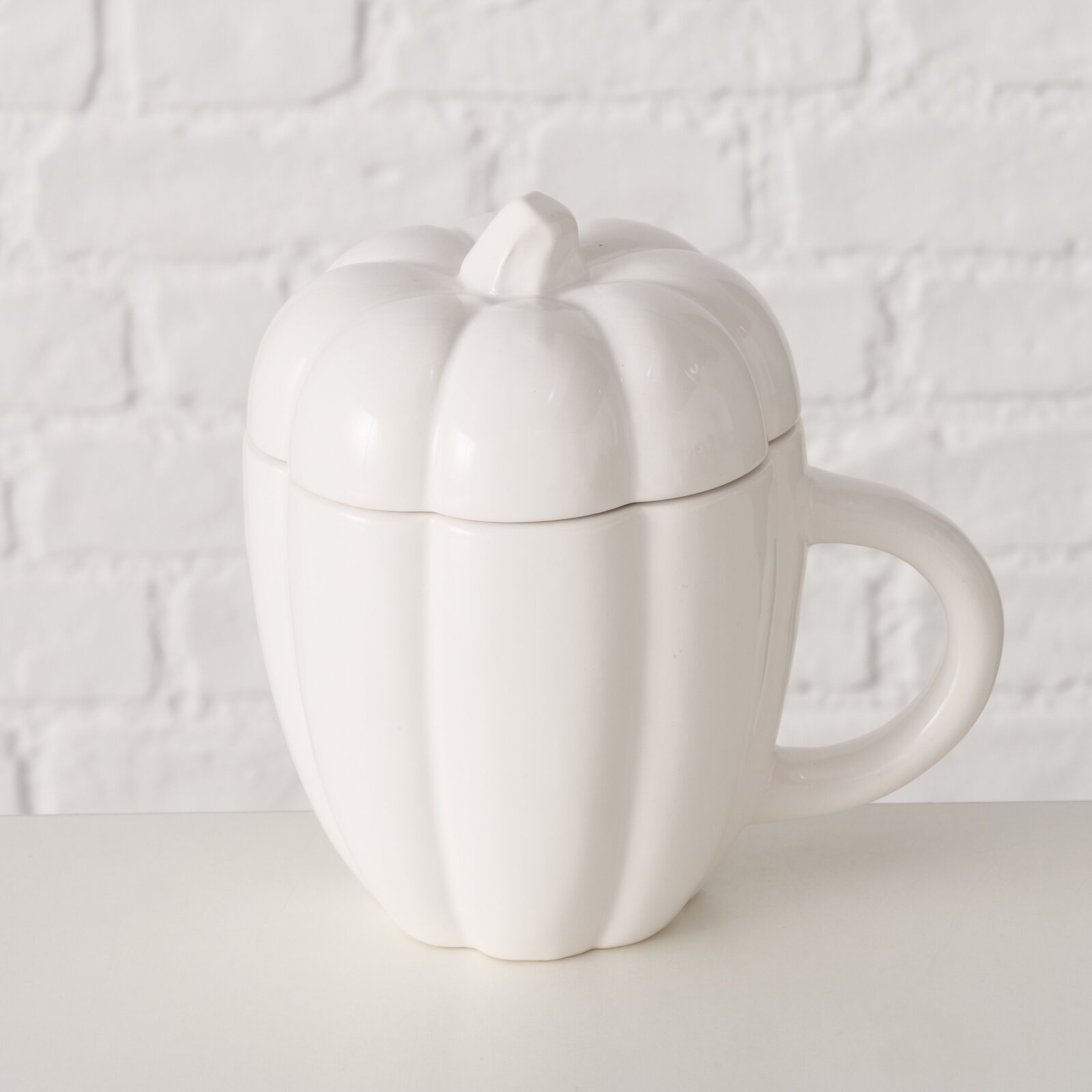 Weißer Jumbobecher in Kürbisform mit Henkel, seitliche Perspektive