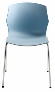 Moderner blauer Stapelstuhl mit Metallbeinen, Vorderansicht
