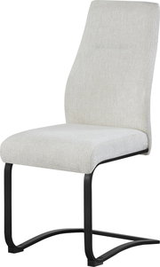 Beiger, gepolsterter Freischwinger-Stuhl mit hoher Rückenlehne und schwarzem Metallgestell, schräg von vorne links freigestellt auf weißem Hintergrund