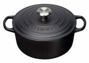 Schwarzer runder Bräter von Le Creuset mit Deckel und zwei Griffen, aus der Vogelperspektive.