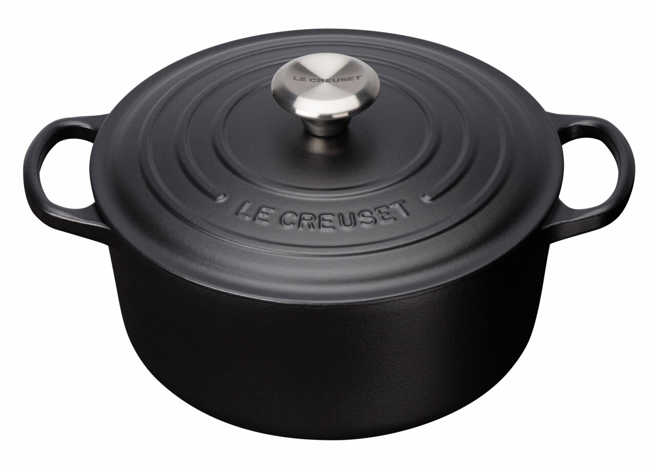 LE CREUSET Bräter rund 24cm schwarz SIGNATURE Schwarzer runder Bräter von Le Creuset mit Deckel und zwei Griffen, aus der Vogelperspektive.