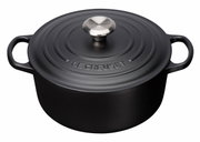 Schwarzer runder Bräter von Le Creuset mit Deckel und zwei Griffen, aus der Vogelperspektive.