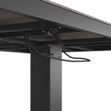 Detailansicht eines Gartentisches von unten mit Fokus auf die Metallstruktur und Kabel.