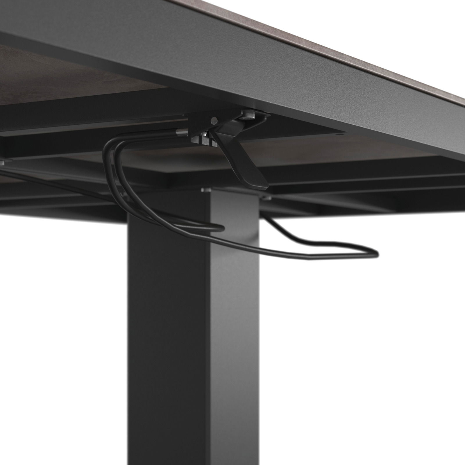 Detailansicht eines Gartentisches von unten mit Fokus auf die Metallstruktur und Kabel.