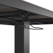 Detailansicht eines Gartentisches von unten mit Fokus auf die Metallstruktur und Kabel.