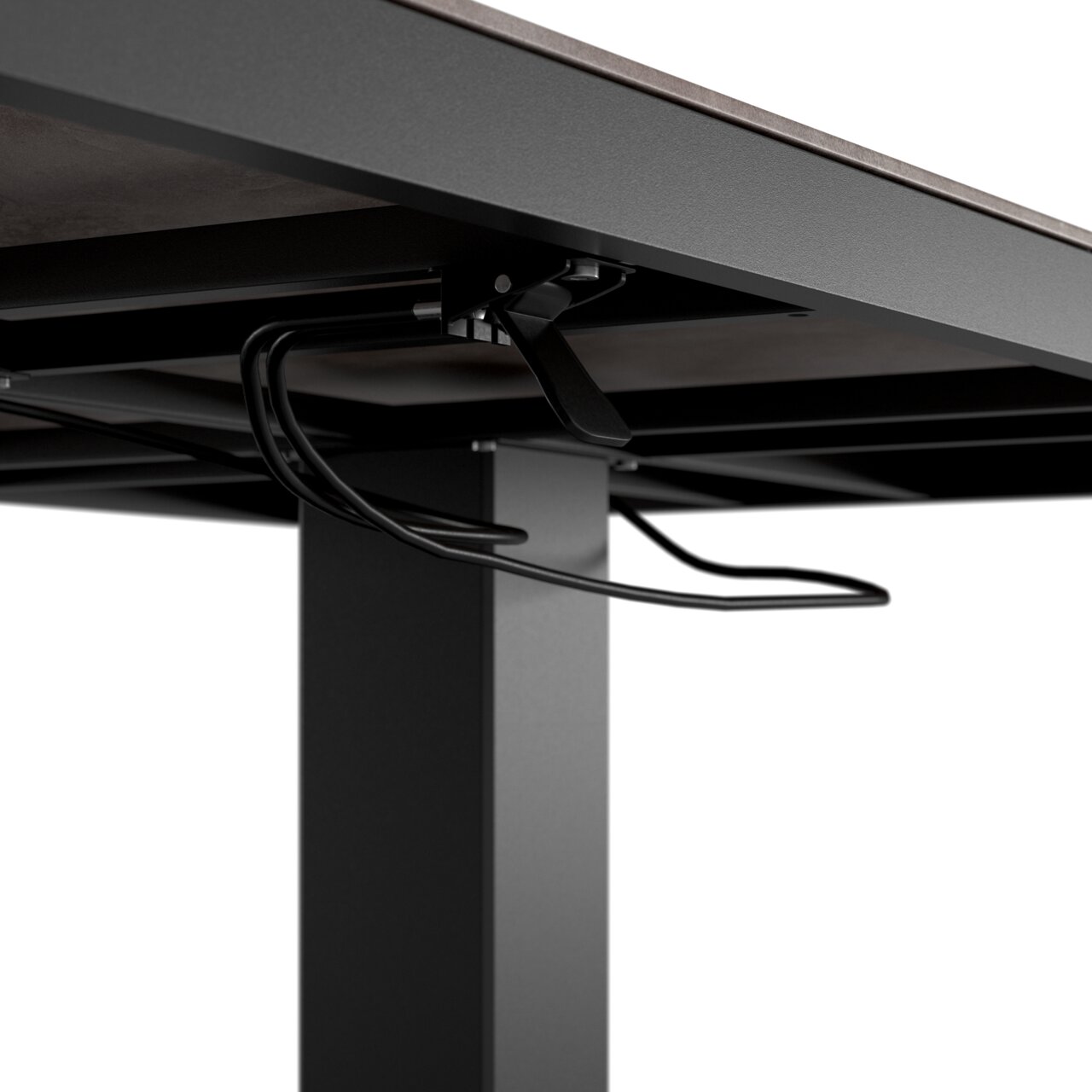 Detailansicht eines Gartentisches von unten mit Fokus auf die Metallstruktur und Kabel.