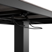 Detailansicht eines Gartentisches von unten mit Fokus auf die Metallstruktur und Kabel.