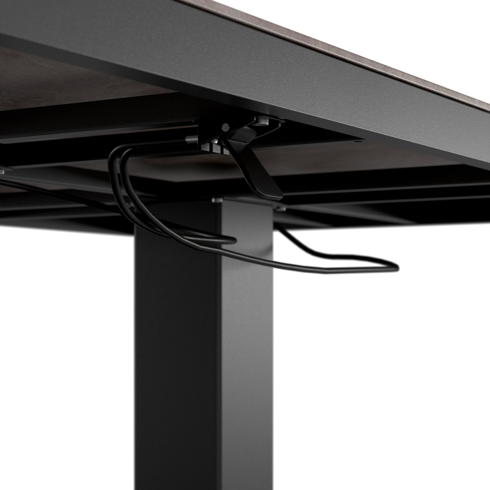 Detailansicht eines Gartentisches von unten mit Fokus auf die Metallstruktur und Kabel.