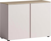 Moderne Kommode mit zwei Türen, helle Front und Holzoptik-Oberfläche, seitliche Perspektive