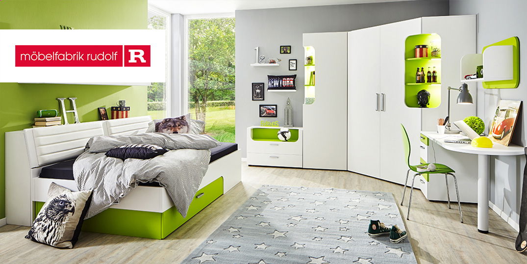 Ein helles Jugendzimmer mit weißen und grünen Möbeln, einem Bett, Schreibtisch und großem Schrank.