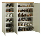 XL-Schuhschrank mit offenen Türen, gefüllt mit verschiedenen Schuhen, aus der Frontalperspektive.