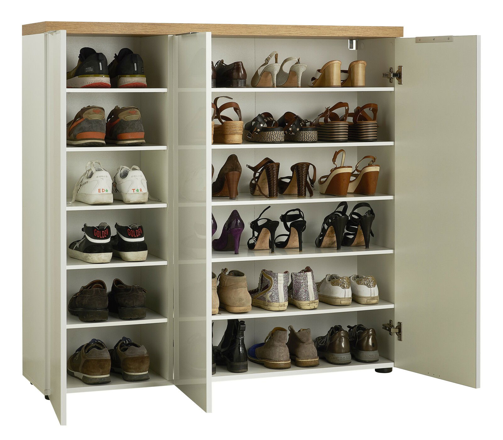 XL-Schuhschrank mit offenen Türen, gefüllt mit verschiedenen Schuhen, aus der Frontalperspektive.