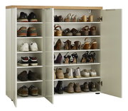 XL-Schuhschrank mit offenen Türen, gefüllt mit verschiedenen Schuhen, aus der Frontalperspektive.