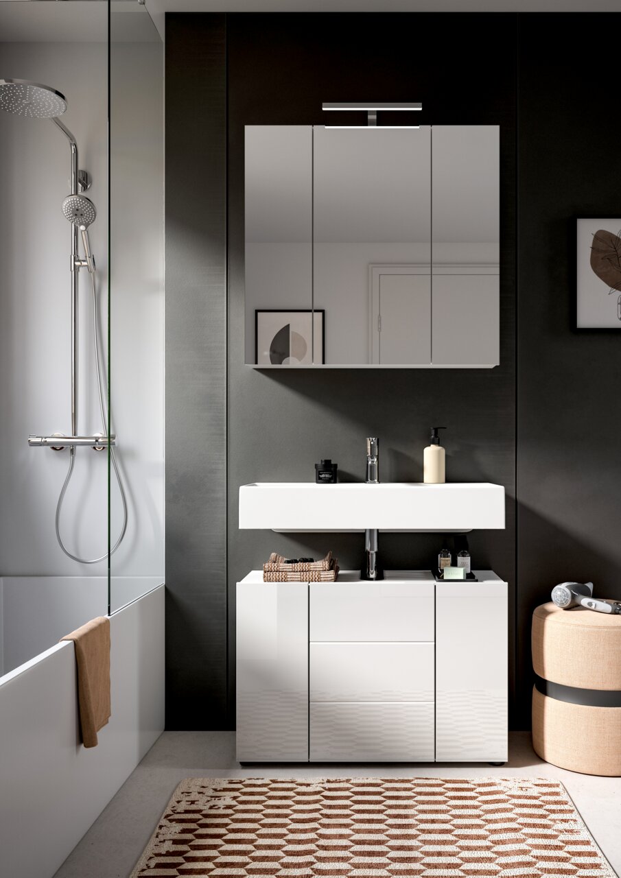 Moderner Spiegelschrank VIRA im Badezimmer, frontal betrachtet, mit integriertem Licht über einem Waschbecken und Stauraum darunter.