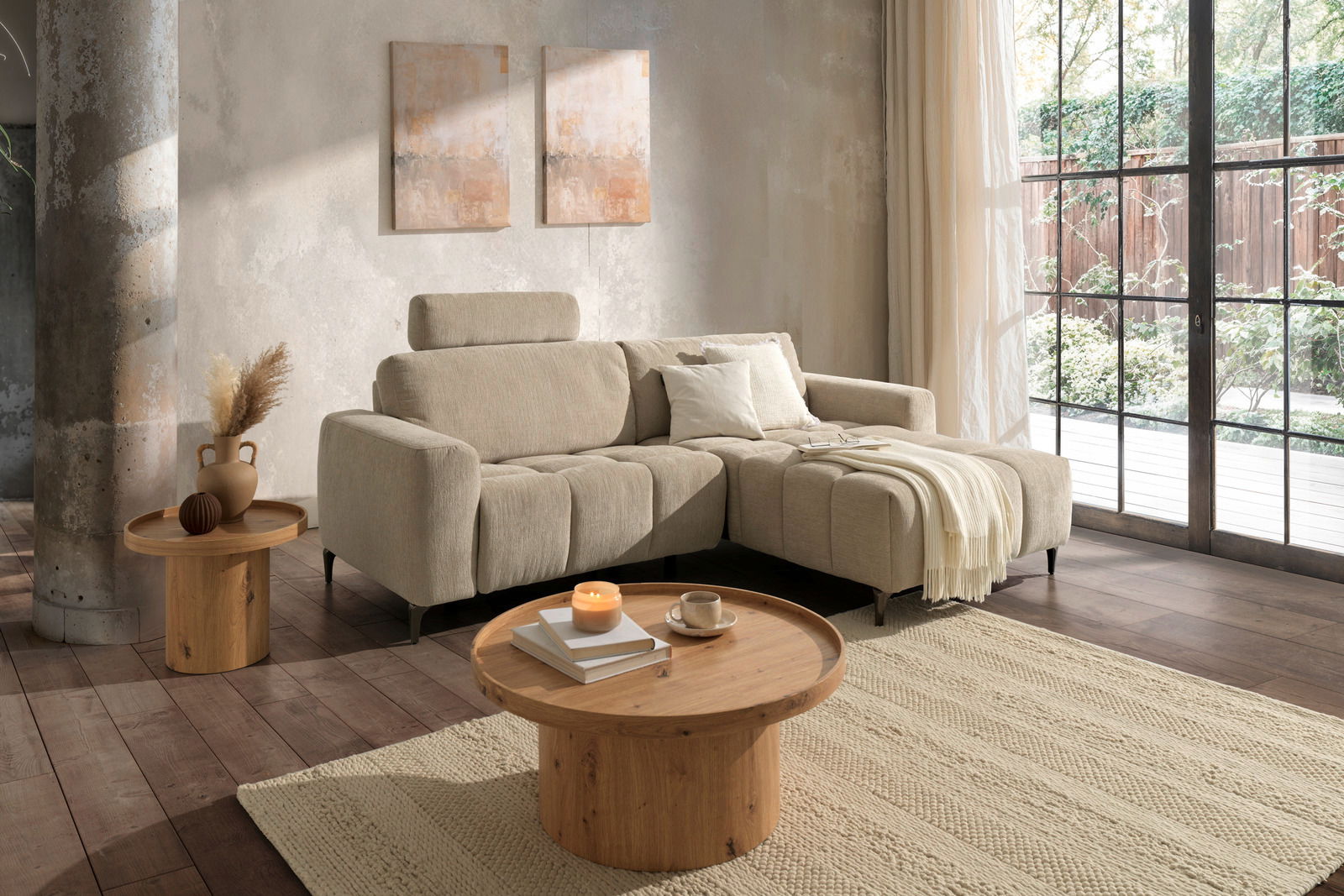 Z2 Ecksofa ROSALY Beige Ecksofa mit verstellbarer Kopfstütze und Ottomane, in einem modernen Wohnzimmer mit großen Fenstern und Holztischen, aus der Perspektive von vorne rechts.