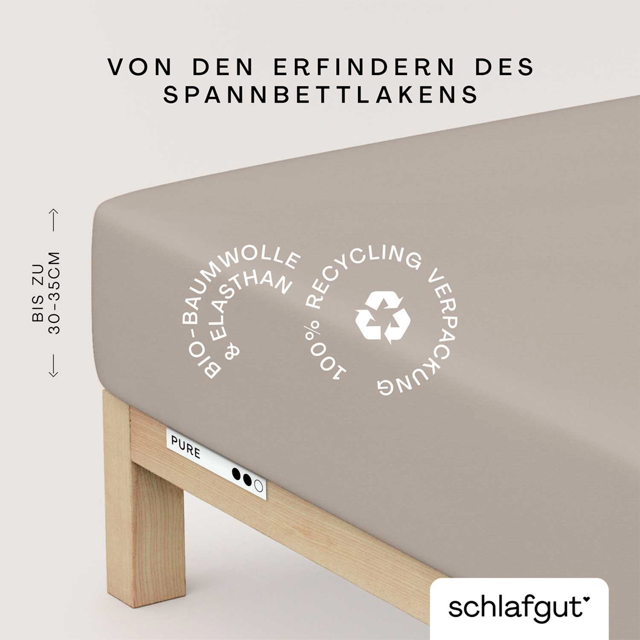 Spannbettlaken aus Bio-Baumwolle und Elasthan in Beige, auf einem Holzrahmen präsentiert, mit Recycling-Symbol und Hinweis auf Verpackung aus 100% Recyclingmaterial, seitliche Perspektive.